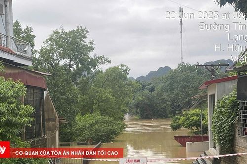 Nước lũ dâng cao, di dời người dân khỏi nơi nguy hiểm