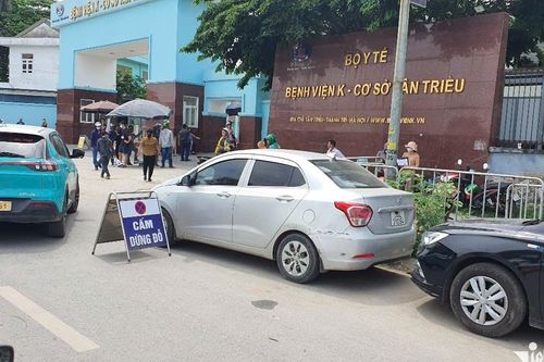 'Vòng luẩn quẩn' xe cộ trước cổng bệnh viện chữa ung thư lớn nhất Hà Nội