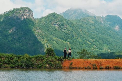 Cao nguyên cách Hà Nội 300km có biển mây, thác nước, khách rộn ràng reo vui