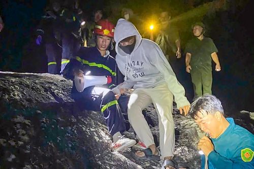 Ba giờ giải cứu nhóm thanh niên leo núi bị lạc