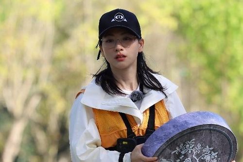 Phương Anh Đào trổ tài đối thơ, Rhyder đi giày độn vẫn chạy sung