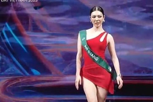 Thí sinh hoa hậu catwalk với đồ tái chế từ bao tải, diễn áo tắm rực lửa