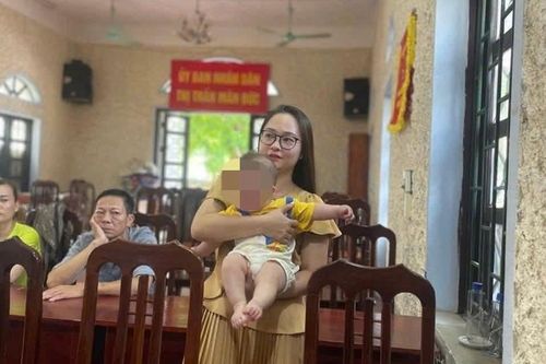 Bé trai 4 tháng tuổi bị bỏ rơi trong đêm, đồ dùng và lời nhắn để lại gây xót xa