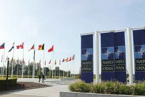 NATO đạt thỏa thuận về tiêu chuẩn 'cao hơn đáng kể' với chi tiêu quốc phòng