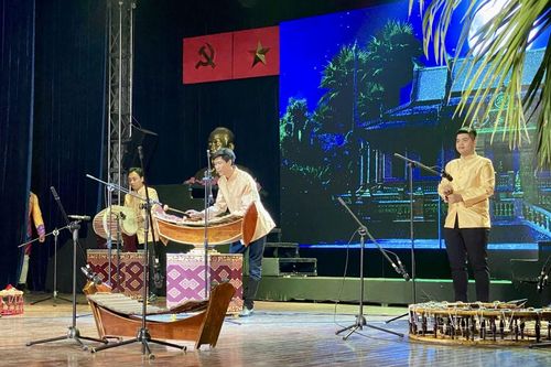 Sinh viên đưa văn hóa dân tộc vào trường đại học