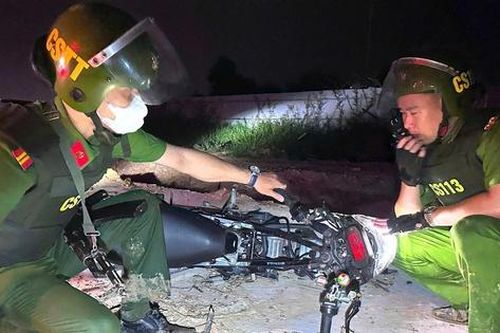 Công an truy đuổi nhóm thanh thiếu niên mang hung khí gây rối