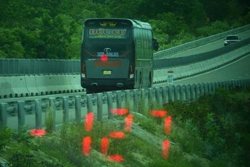 Xe khách chở theo 22 người 'phóng như bay', vượt tốc độ cho phép trên 37km/h
