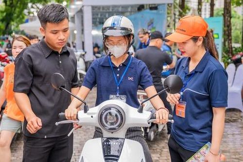 Gần 1.000 người đội nắng đổi xe máy xăng lấy xe điện