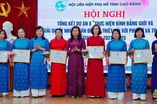 Hội LHPN Cao Bằng khen thưởng 6 tập thể, cá nhân có thành tích xuất sắc trong thực hiện Dự án 8