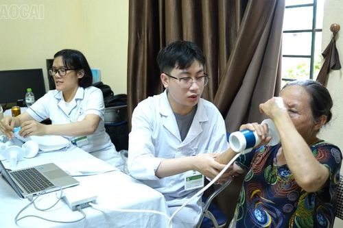 Hơn 600 người được khám sàng lọc miễn phí bệnh phổi tắc nghẽn mạn tính và hen phế quản