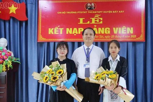 Chi bộ Trường PTDT Nội trú THCS và THPT huyện Bát Xát: Kết nạp 2 đảng viên là học sinh