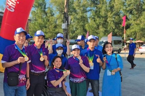 200 người tham gia chạy cùng người khuyết tật