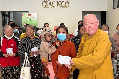 Ban Từ thiện xã hội Báo Giác Ngộ trao hơn 100 triệu đồng của bạn đọc hỗ trợ bệnh nhân nghèo