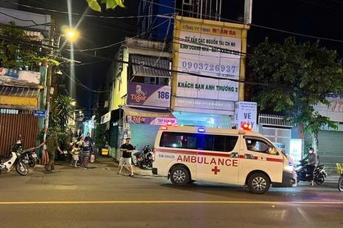 Thanh niên chạy ra đường kêu cứu rồi ngã gục tử vong trước nhà dân