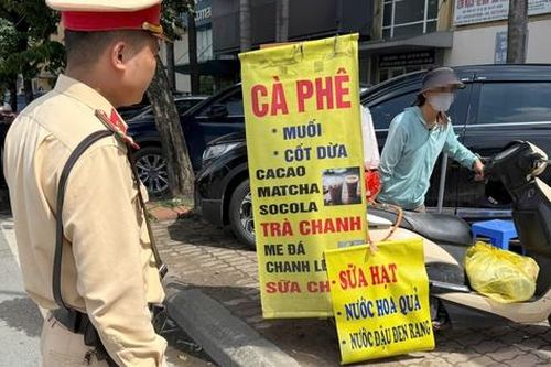 Cảnh sát dẹp cà phê dạo, sạp hoa quả chiếm vỉa hè, lòng đường dọc đại lộ Thăng Long