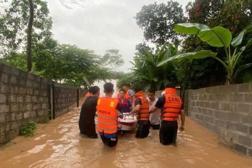 Công an Thái Nguyên giúp dân giữa tâm lũ