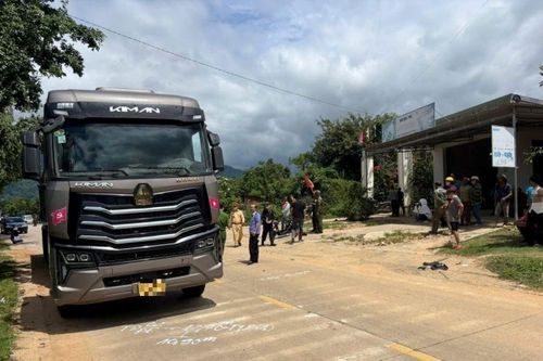 Đắk Lắk: Xe đạp điện va chạm với xe ô tô đầu kéo, 2 em nhỏ tử vong