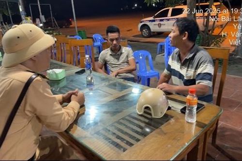 CSGT kịp thời giúp đỡ thiếu niên lang thang trên cao tốc, đưa trở về với gia đình
