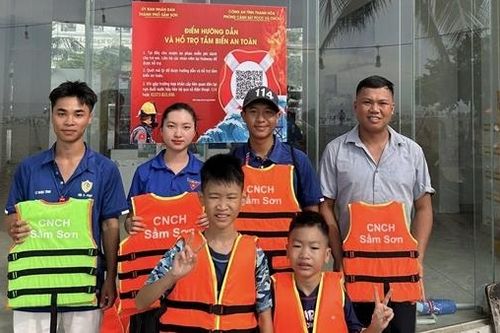 Công an tỉnh Thanh Hóa ra mắt mô hình điểm hỗ trợ tắm biển an toàn