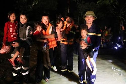 Công an tỉnh Lạng Sơn giúp nhân dân ứng phó với mưa lớn, ngập lụt