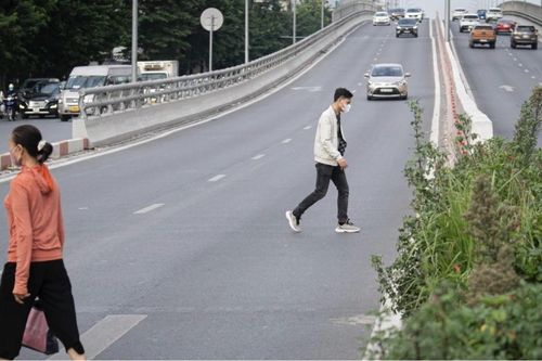 Người đi bộ vẫn bất chấp nguy hiểm đi vào cao tốc