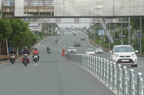 Phân làn trên tuyến đường Võ Chí Công, Phạm Văn Đồng