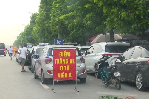 Trông giữ xe trái phép quanh Bệnh viện K Tân Triều