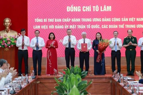 Trao quyết định thành lập Cơ quan Ủy ban Trung ương MTTQ Việt Nam