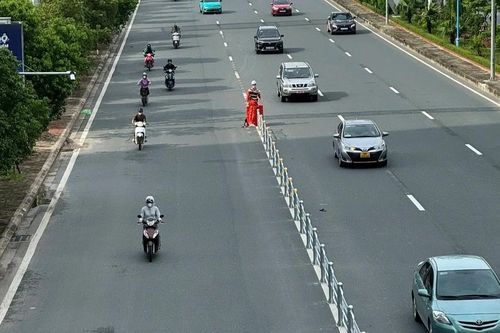 Phương tiện lưu thông bớt lộn xộn nhờ dải phân cách cứng