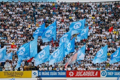 Sân Thiên Trường sôi động trong ngày đăng quang
