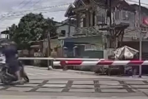 Người đàn ông bị tàu tông tử vong vì vượt rào chắn