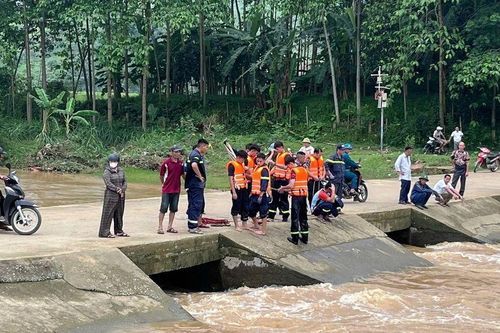 Phú Thọ: Thanh niên bị cuốn trôi cùng xe máy khi đi qua ngầm tràn
