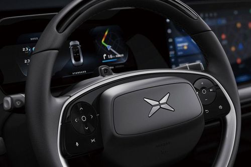 Tài xế mắt híp bị xe điện tưởng... ngủ gật, cảnh báo inh ỏi liên tục giữa đường