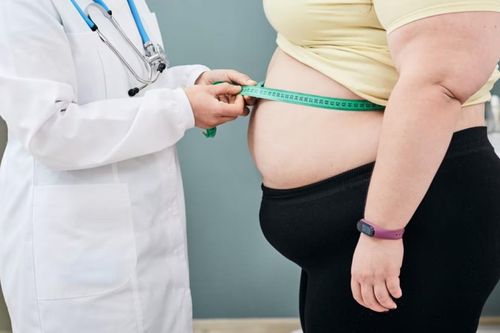Tăng 35 kg trong một năm do 'ăn để xả stress'