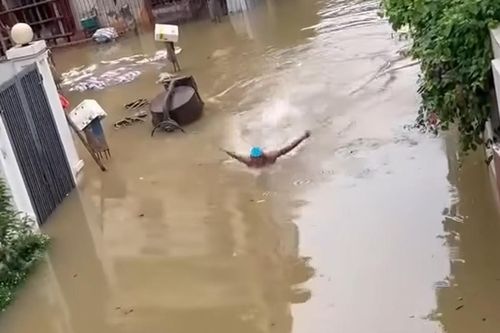 Người dân Thái Nguyên chèo thuyền, bơi giữa phố sau mưa lớn