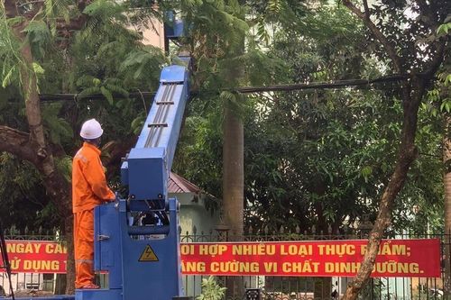 Xí nghiệp Lưới điện cao thế Hà Nam tăng cường kiểm tra, đảm bảo an toàn mùa mưa