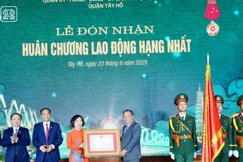 Quận Tây Hồ đón nhận Huân chương Lao động Hạng Nhất