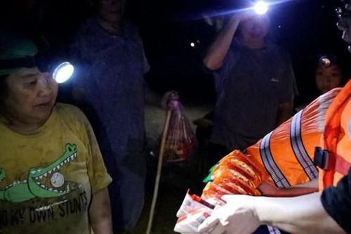 Lạng Sơn: Mưa lớn kéo dài nhiều nơi bị ngập sâu, lực lượng chức năng xuyên đêm cứu hộ