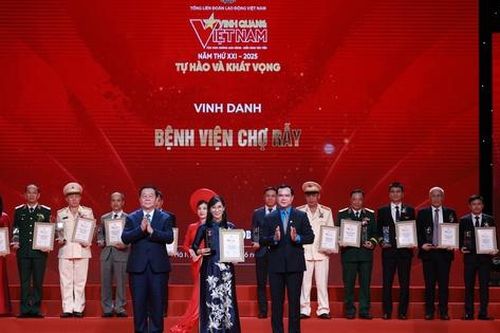 Bệnh viện hạng đặc biệt của Bộ Y tế ở phía Nam được vinh danh 'Vinh quang Việt Nam'