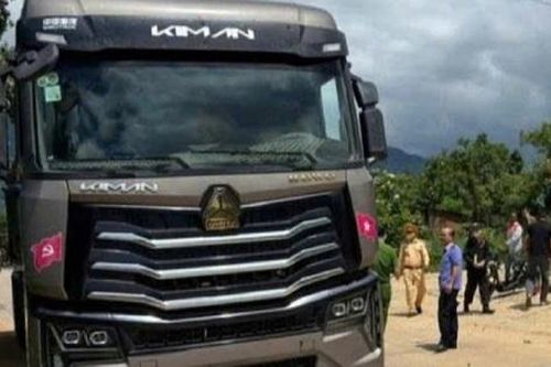 Xe đầu kéo va chạm với xe đạp điện, 4 trẻ thương vong