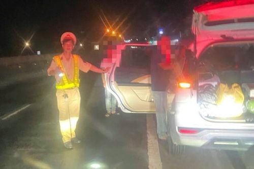 Phát hiện tài xế hôn mê trên ô tô, CSGT kịp thời ứng cứu trong đêm