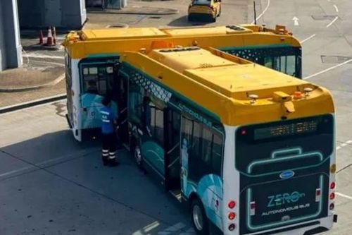 Hai xe bus tự lái đâm vào nhau ở sân bay Hong Kong, dịch vụ bus tự lái tạm dừng