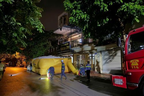 Kịp thời cứu hộ thành công một phụ nữ có ý định nhảy từ tầng 3 xuống đất