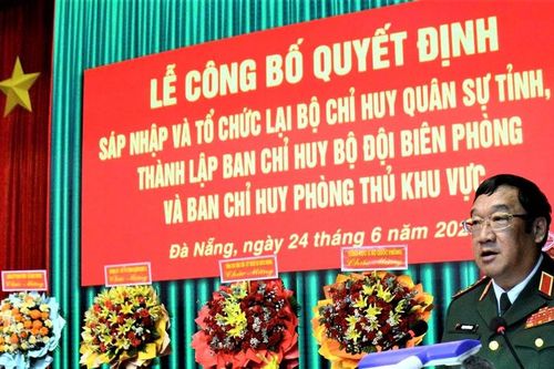 Lễ công bố các quyết định về tổ chức quân sự địa phương tại Quân khu 5