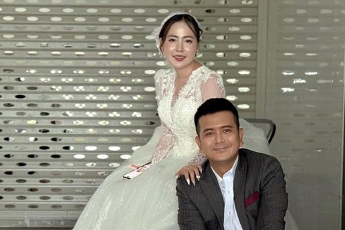 Hùng Thuận chụp hình cưới