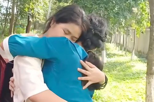 Cô gái 18 tuổi đeo bảng đi tìm mẹ suốt 3 tháng giữa TP.HCM, vỡ òa khi đoàn tụ