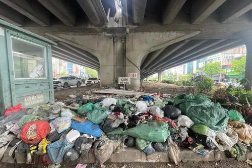 Rác thải xuất hiện tràn lan trên các tuyến đường vành đai