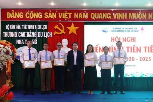 Khen thưởng tập thể và cá nhân xuất sắc