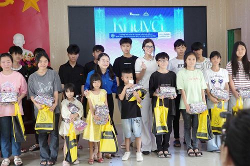 Hoa hậu Đoàn Thiên Ân mang dự án 'Khuyết' đến Làng trẻ SOS Nha Trang