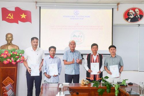 Trao Giấy chứng nhận quyền sử dụng chỉ dẫn địa lý 'Ngọc Linh' cho các tổ chức, cá nhân tại Tu Mơ Rông và Đăk Glei